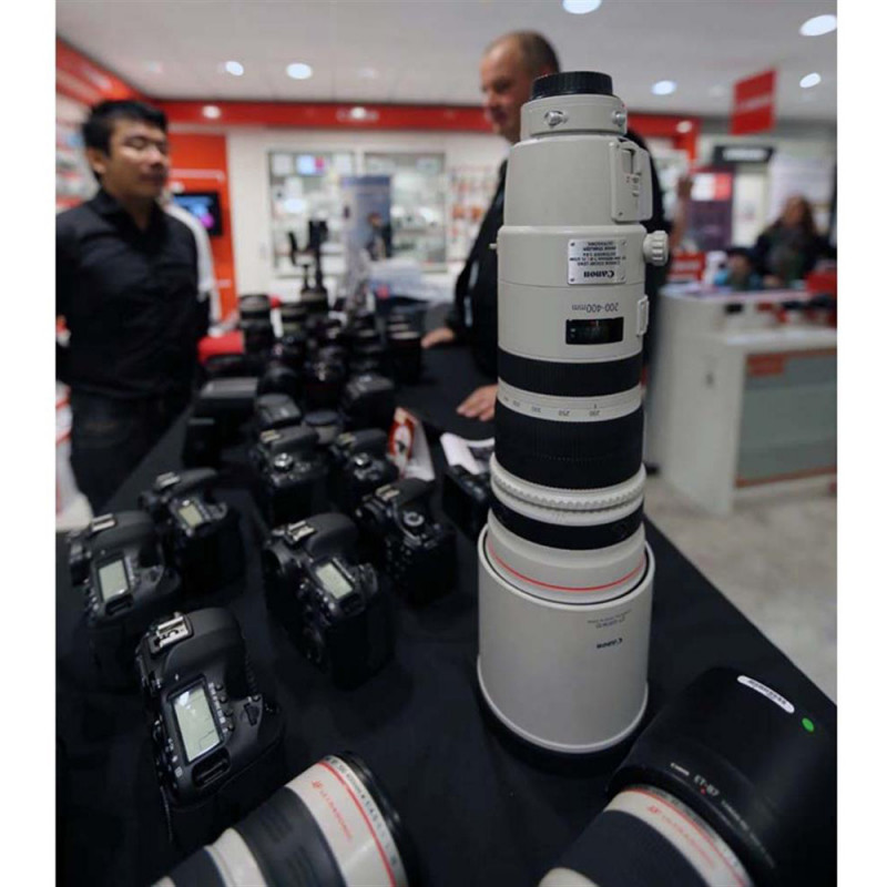 Canon EF 200-400mm f/4L IS USM Lens With Built in 1.4x Extender